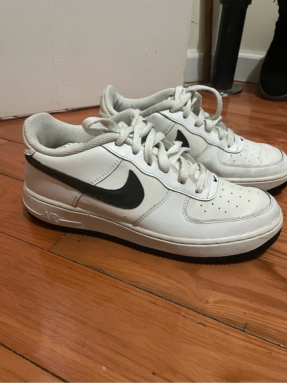 Nike White and Black Low-Top Sneakers